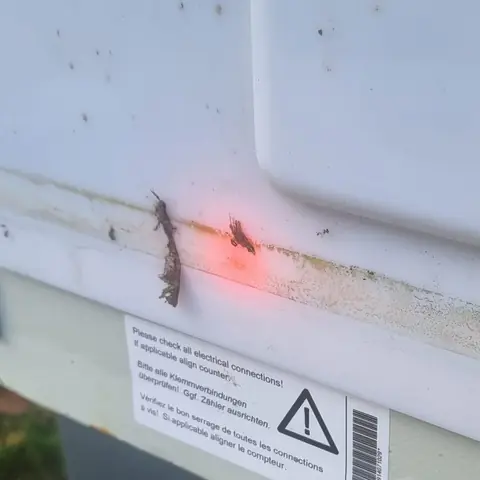 Borne de recharge au voyant rouge allumé