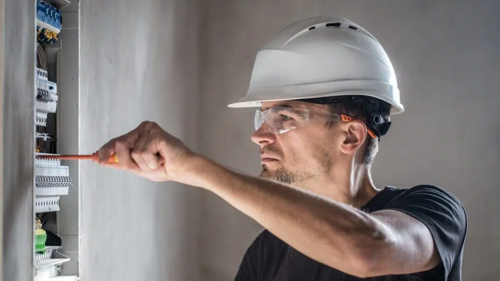 Comment choisir un électricien qualifié pour installer une borne de recharge