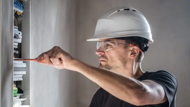 Comment choisir un électricien qualifié pour installer une borne de recharge