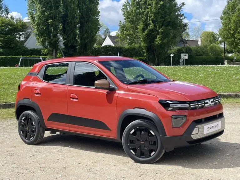 Dacia Spring : La Révolution Low-Cost qui Bâtit le Marché Électrique